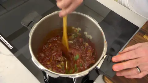 Sazona y rehoga las hortalizas Sazona y rehoga las hortalizas