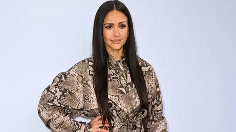 Jessica Alba con un abrigo con estampado de serpiente Jessica Alba con un abrigo con estampado de serpiente