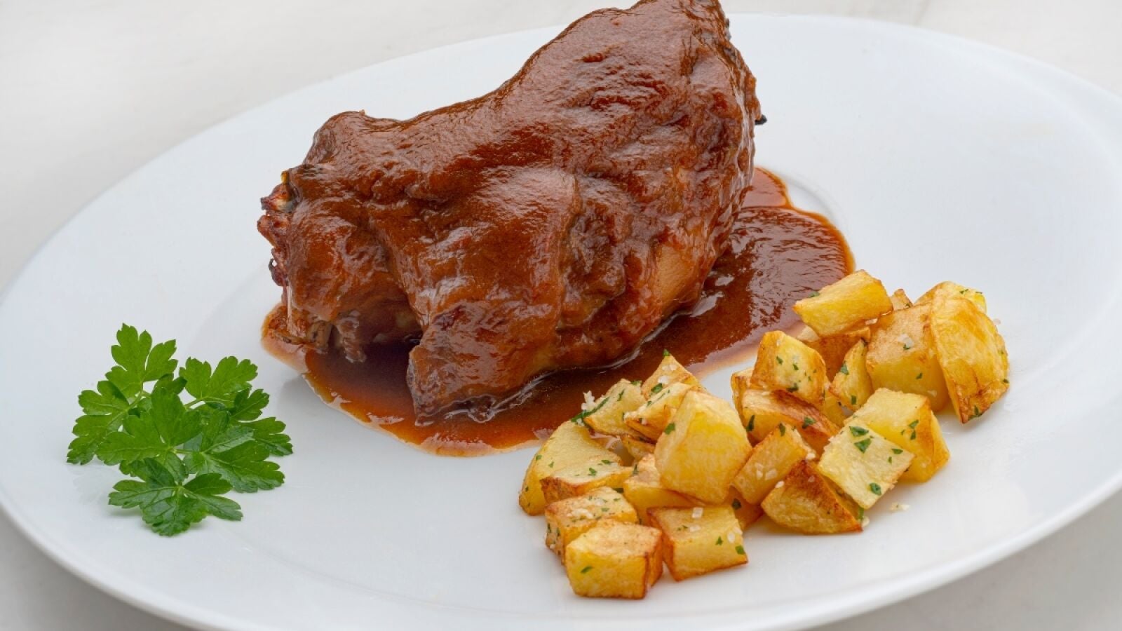 Receta de manita de cerdo asada con patatas fritas, de Arguiñano: 