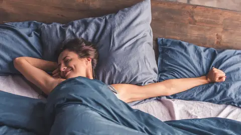 Mujer despertándose Mujer despertándose