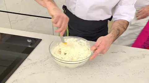 Mezcla los ingredientes hasta que desaparezca la harina Mezcla los ingredientes hasta que desaparezca la harina