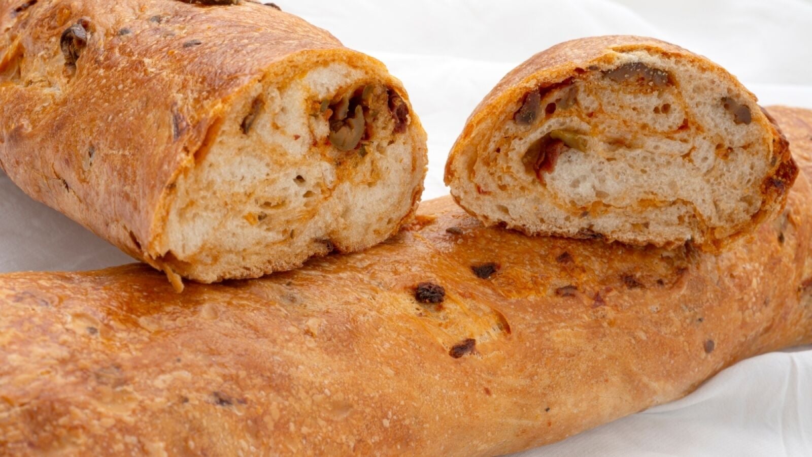 Pan casero de tomate seco y aceituna verde, de Joseba Arguiñano