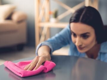 Mujer limpiando el polvo