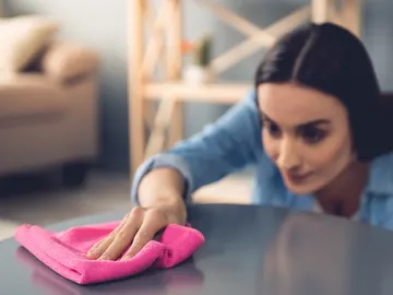 Mujer limpiando el polvo Mujer limpiando el polvo