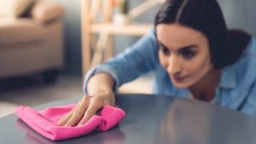 Mujer limpiando el polvo