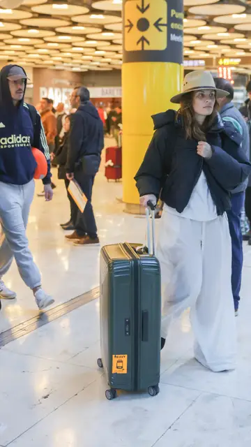 Jessica Bueno y Luitingo, en el aeropuerto de Madrid Jessica Bueno y Luitingo, en el aeropuerto de Madrid