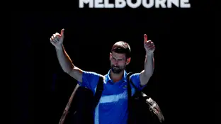Novak Djokovic se despide de la Rod Laver Arena tras retirarse ante Zverev Novak Djokovic se despide de la Rod Laver Arena tras retirarse ante Zverev