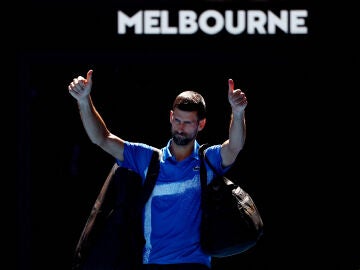 Novak Djokovic se despide de la Rod Laver Arena tras retirarse ante Zverev