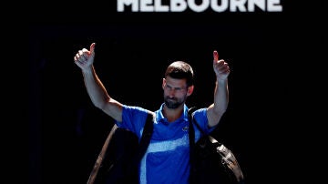 Novak Djokovic se despide de la Rod Laver Arena tras retirarse ante Zverev