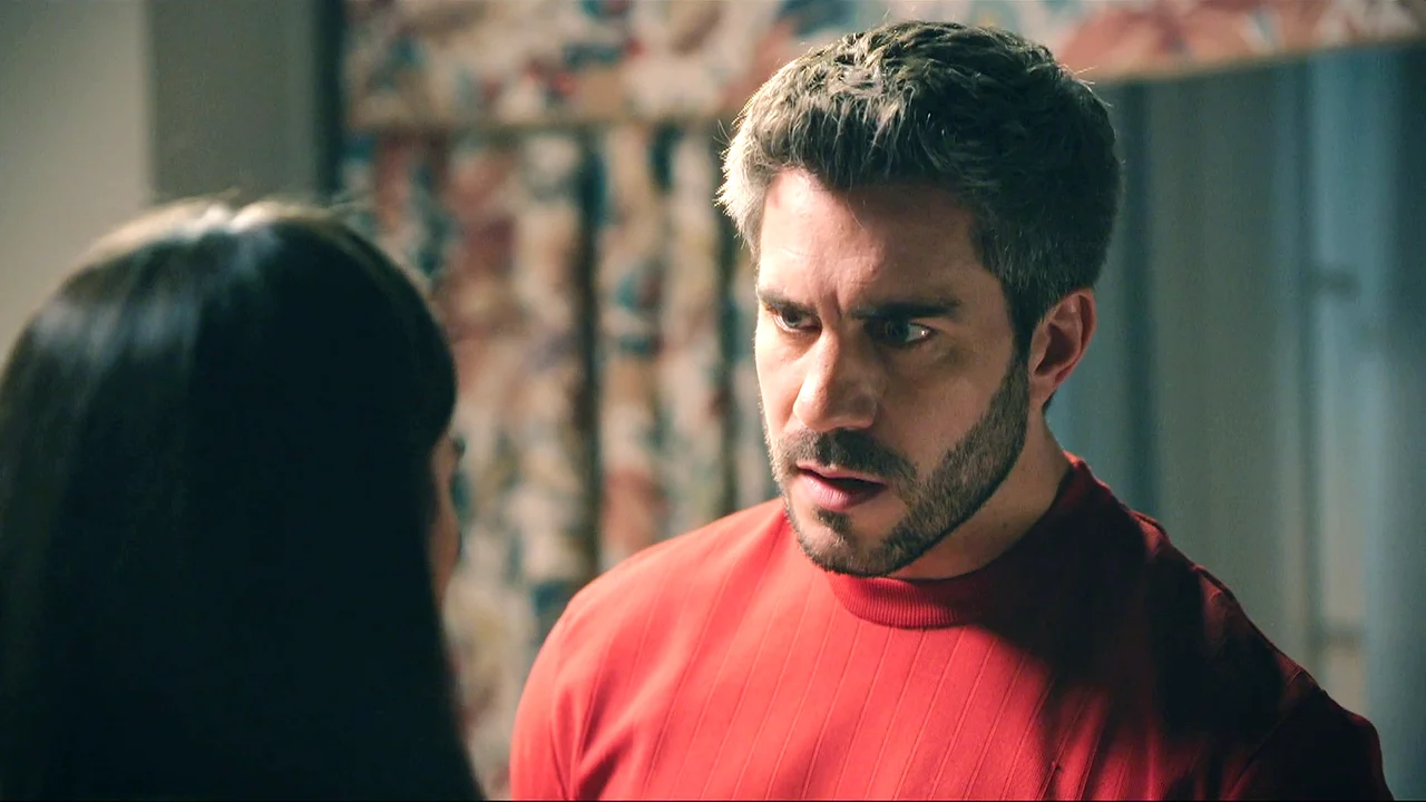 María le hace creer a Andrés que Damián podría estar involucrado en la desaparición de Víctor