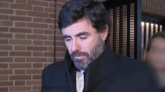 Antonio Matos a la salida del funeral de Manuel Lapique
