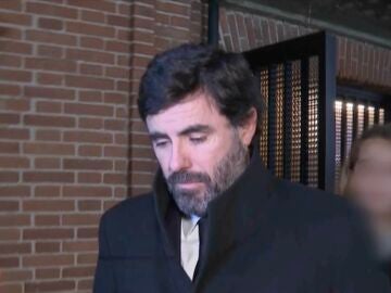 Antonio Matos a la salida del funeral de Manuel Lapique