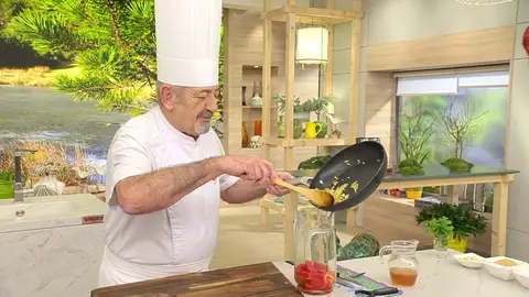 Tritura los ingredientes con una batidora eléctrica Tritura los ingredientes con una batidora eléctrica