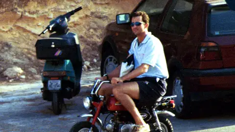 Felipe VI en una pequeña moto en Mallorca Felipe VI en una pequeña moto en Mallorca