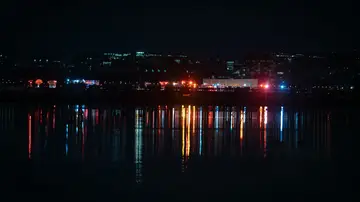 Equipos de emergencia buscando a las víctimas del accidente aéreo Equipos de emergencia buscando a las víctimas del accidente aéreo