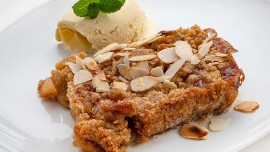 El postre r&aacute;pido de Karlos Argui&ntilde;ano: crumble de manzana con almendra