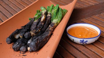 Calçots y la salsa