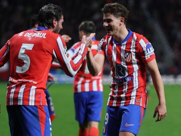 Julián Álvarez y Rodrigo de Paul celebran un gol ante el Salzburgo