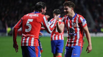 Julián Álvarez y Rodrigo de Paul celebran un gol ante el Salzburgo