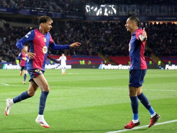 Lamine Yamal y Raphinha celebran el primer gol ante la Atalanta