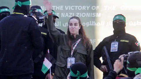 Hamás libera a los ocho rehenes que serán canjeados por 200 presos palestinos Hamás libera a los ocho rehenes que serán canjeados por 200 presos palestinos