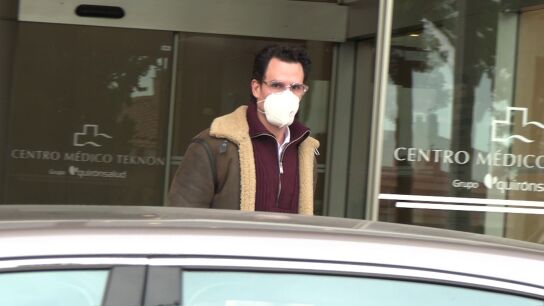 Juan Avellaneda saliendo del hospital