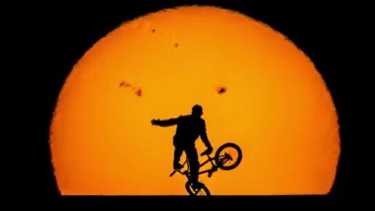 Todo un campe&oacute;n de BMX y un fot&oacute;grafo consiguen una fotos incre&iacute;bles con el sol de Madrid de fondo