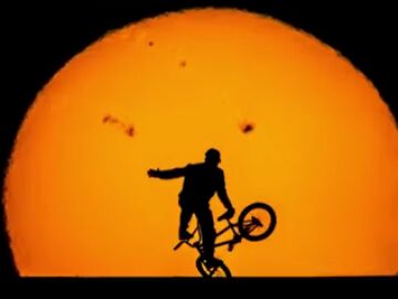 Todo un campeón de BMX y un fotógrafo consiguen una fotos increíbles con el sol de Madrid de fondo