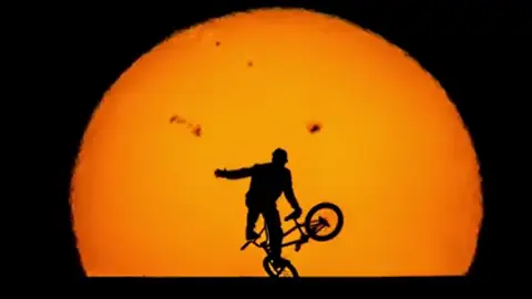 Todo un campeón de BMX y un fotógrafo consiguen una fotos increíbles con el sol de Madrid de fondo Todo un campeón de BMX y un fotógrafo consiguen una fotos increíbles con el sol de Madrid de fondo
