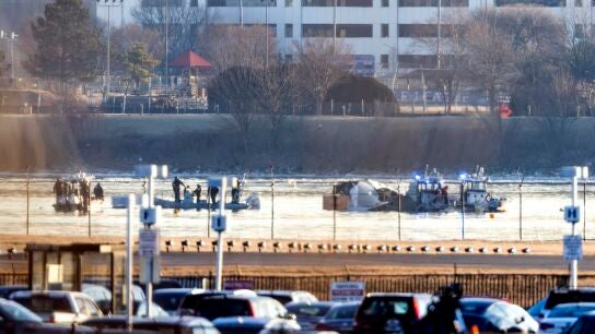 Equipos de rescate tras el accidente a&eacute;reo en Washington