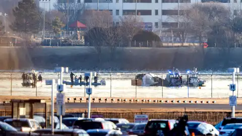 Equipos de rescate tras el accidente aéreo en Washington Equipos de rescate tras el accidente aéreo en Washington