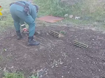 Los agentes de la Guardia Civil investiga unos pozos ilegales en una comunidad de vecinos en Villanueva de la Cañada en Madrid Los agentes de la Guardia Civil investiga unos pozos ilegales en una comunidad de vecinos en Villanueva de la Cañada en Madrid