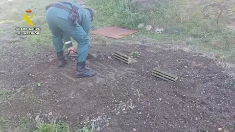 Los agentes de la Guardia Civil investiga unos pozos ilegales en una comunidad de vecinos en Villanueva de la Cañada en Madrid Los agentes de la Guardia Civil investiga unos pozos ilegales en una comunidad de vecinos en Villanueva de la Cañada en Madrid