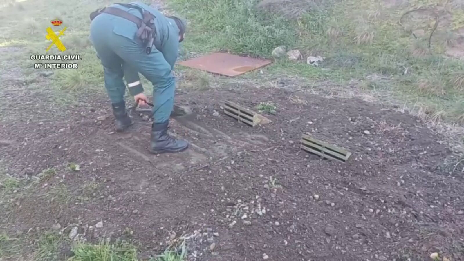 Los agentes de la Guardia Civil investigan unos pozos ilegales en una comunidad de vecinos en Villanueva de la Cañada en Madrid