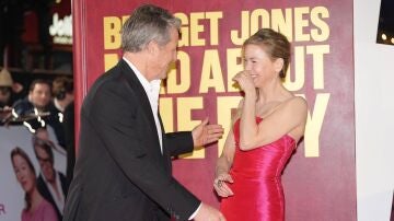 Renée Zellweger y Hugh Grant en la premiere de Bridget Jones: Loca por él en Londres