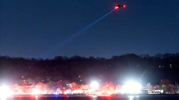 Los equipos de rescate buscan en el río Potomac 