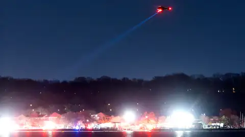 Los equipos de rescate buscan en el río Potomac Los equipos de rescate buscan en el río Potomac