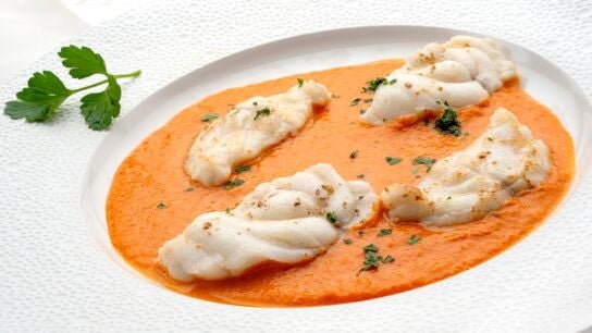 Receta f&aacute;cil, saludable, rica y r&aacute;pida de Karlos Argui&ntilde;ano: rape en salsa de pimientos rojos