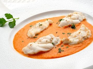 Receta f&aacute;cil, saludable, rica y r&aacute;pida de Karlos Argui&ntilde;ano: rape en salsa de pimientos rojos