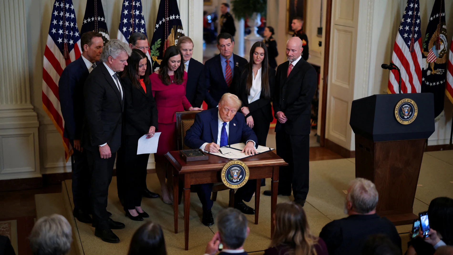 Trump despide al estilo Elon Musk Trump despide al estilo Elon Musk