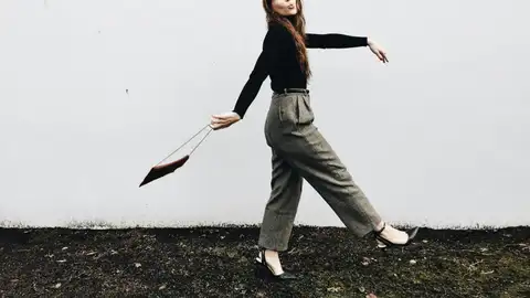 Mujer pantalón traje corto con tacones Mujer pantalón traje corto con tacones