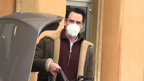 Juan Avellaneda, a la salida del hospital tras recibir el alta Juan Avellaneda, a la salida del hospital tras recibir el alta