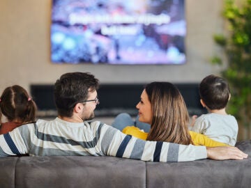 Una familia viendo la televisión