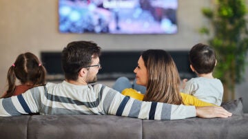 Una familia viendo la televisión