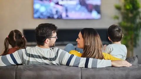 Una familia viendo la televisión Una familia viendo la televisión