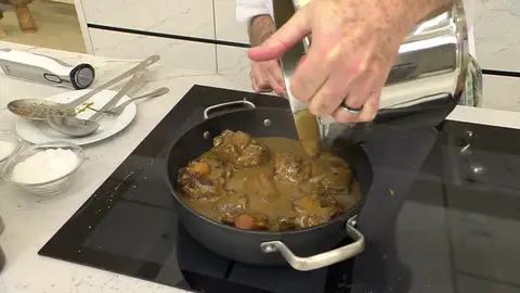 Viértela sobre los trozos de rabo Viértela sobre los trozos de rabo