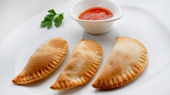 Karlos Argui&ntilde;ano prepara "una receta riqu&iacute;sima y muy f&aacute;cil" de empanadillas de espinaca con pasas y huevo