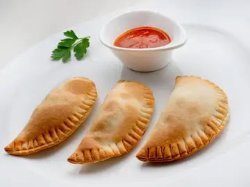 Karlos Arguiñano prepara "una receta riquísima y muy fácil" de empanadillas de espinaca con pasas y huevo Karlos Arguiñano prepara "una receta riquísima y muy fácil" de empanadillas de espinaca con pasas y huevo
