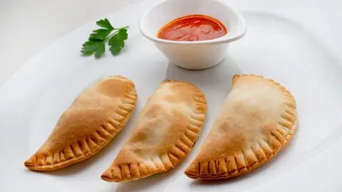 Karlos Arguiñano prepara "una receta riquísima y muy fácil" de empanadillas de espinaca con pasas y huevo Karlos Arguiñano prepara "una receta riquísima y muy fácil" de empanadillas de espinaca con pasas y huevo