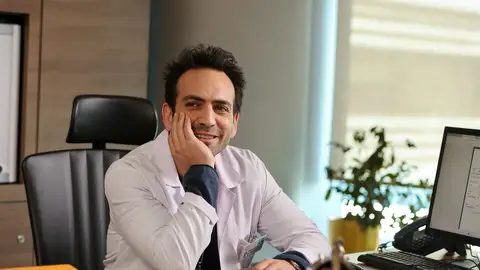 ¿Recuerdas el pasado de Buğra Gülsoy en Atresmedia? ¡El doctor Evren participó en dos series que conquistaron a la audiencia! Buğra Gülsoy, el doctor Evren en Renacer